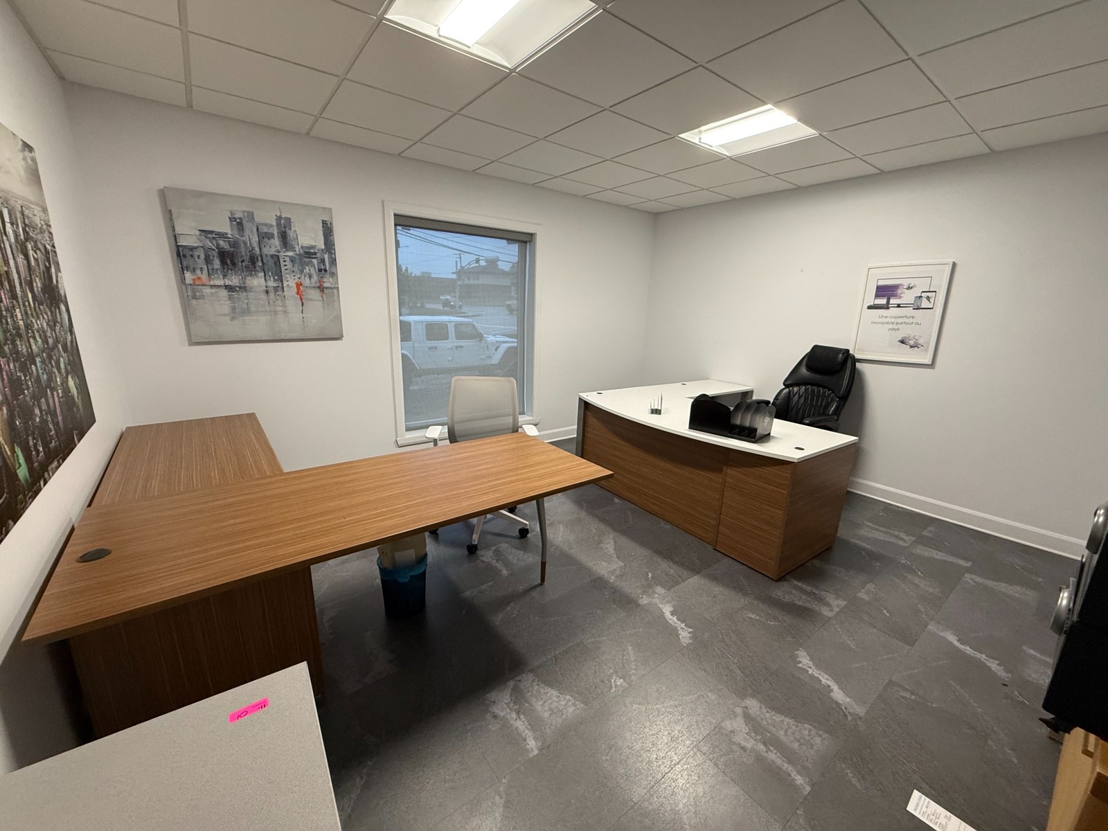 Bureau fermé avec fenêtre et bureaux en bois