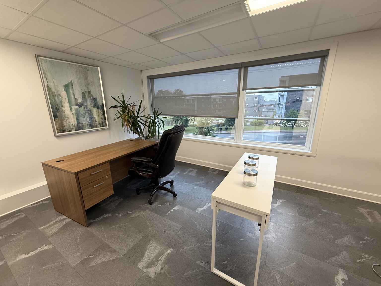 Bureau fermé lumineux avec une grande fenêtre